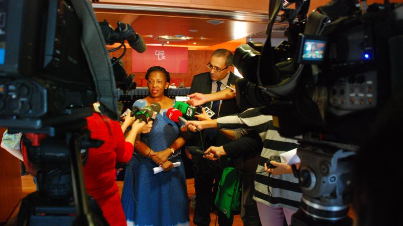 3. Imagen de la Sra. Dña. Fikile Magubane, Embajadora de Sudáfrica en España, previa a la conferencia