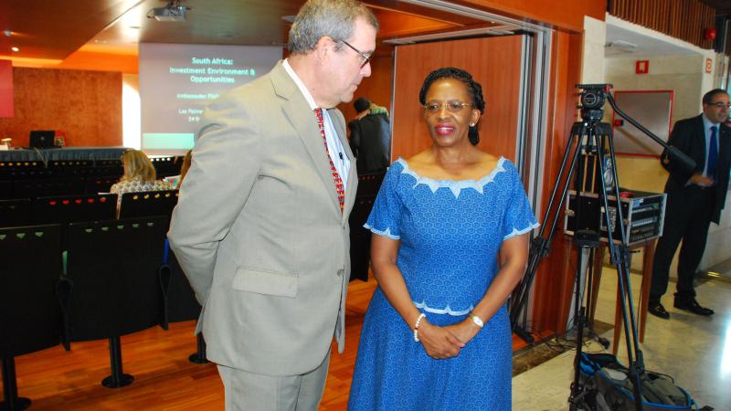 6. Imagen de la Sra. Dña. Fikile Magubane, Embajadora de Sudáfrica en España, con el Sr. D. Santiago Martínez-Caro, Director General de Casa África