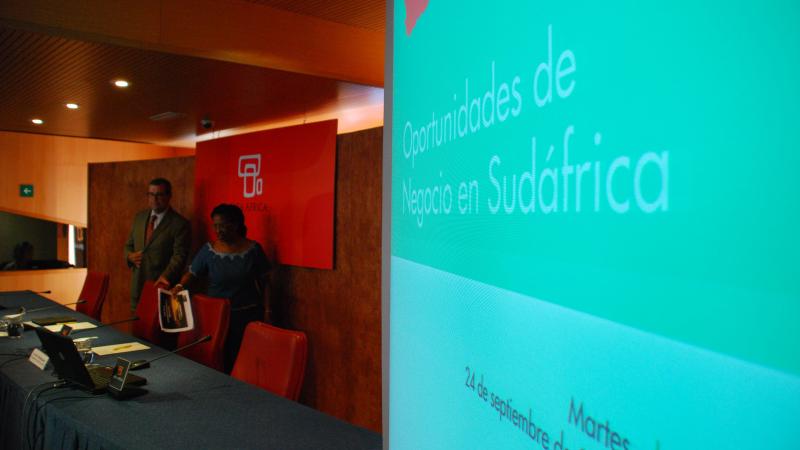 8. Imagen previa a la conferencia con Fikile Magubane y Santiago Martínez-Caro