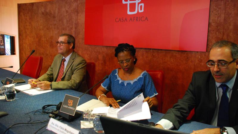 9. Imagen previa a la conferencia con Fikile Magubane y Santiago Martínez-Caro