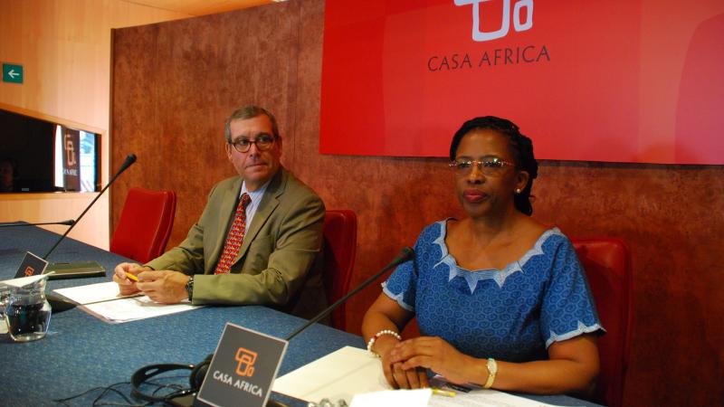 10. Imagen previa a la conferencia con Fikile Magubane y Santiago Martínez-Caro