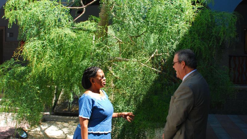 12. Imagen de la Sra. Dña. Fikile Magubane, Embajadora de Sudáfrica en España, y Sr. D. Santiago Martínez-Caro, Director General de Casa África