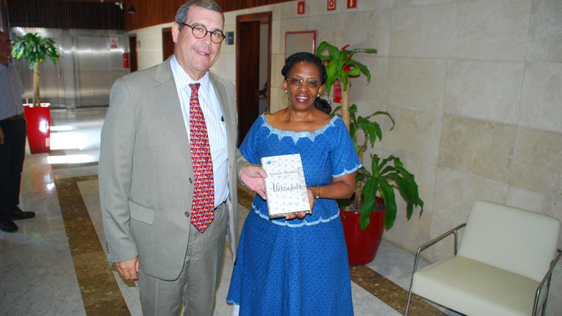 15. Imagen de la Sra. Dña. Fikile Magubane, Embajadora de Sudáfrica en España, y Sr. D. Santiago Martínez-Caro, Director General de Casa África