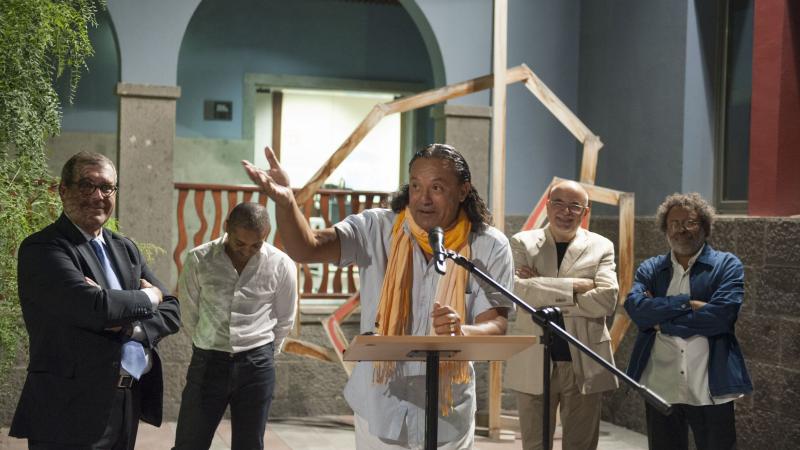 13. Presentación de la exposición Escena Caboverdiana en Casa África por el artista Tchalê Figueira