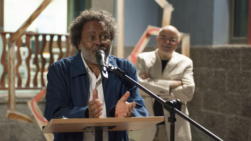 14. Presentación de la exposición Escena Caboverdiana en Casa África por el artista Leão Lopes