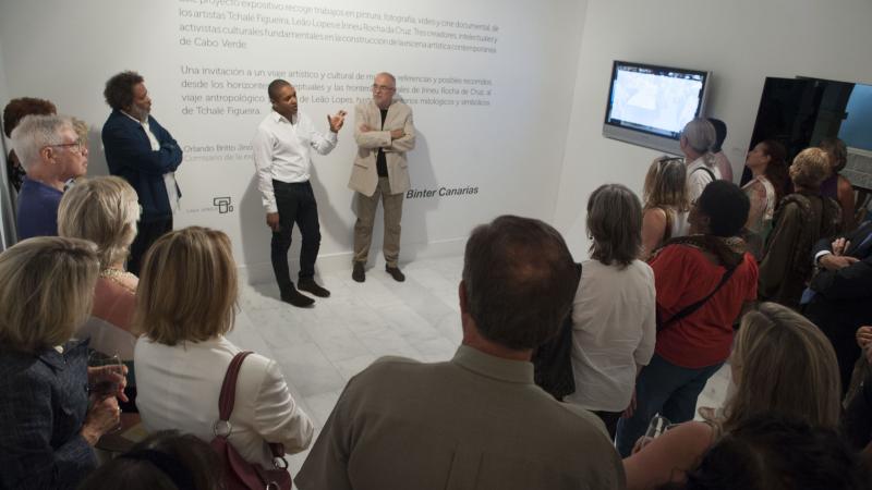 15. Presentación de la exposición Escena Caboverdiana en Casa África por el artista Irineu Rocha da Cruz