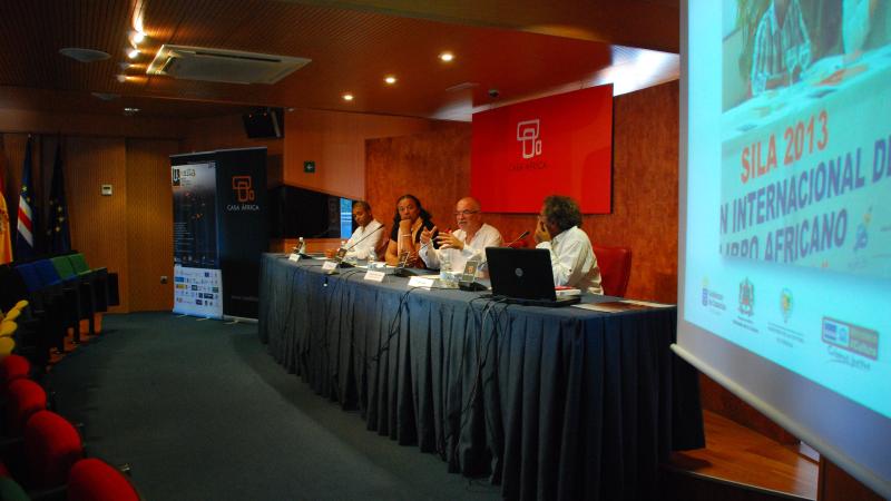 19. Imagen de la mesa redonda Las Artes Plásticas en Cabo Verde formada por Tchalé Figueira, Leão Lopes e Irineu Rocha da Cruz, moderada por Orlando Britto Jinorio, en Casa África
