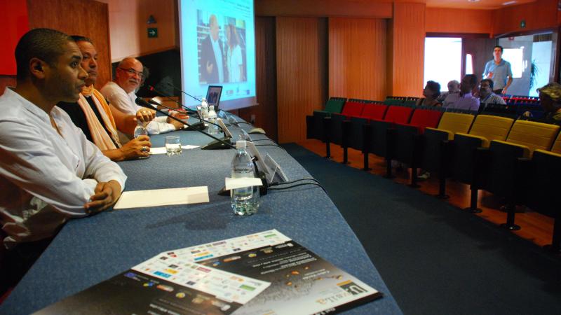 20. Imagen de la mesa redonda Las Artes Plásticas en Cabo Verde formada por Tchalé Figueira, Leão Lopes e Irineu Rocha da Cruz, moderada por Orlando Britto Jinorio, en Casa África