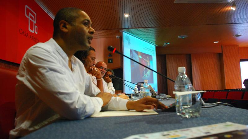 21. Imagen de la mesa redonda Las Artes Plásticas en Cabo Verde formada por Tchalé Figueira, Leão Lopes e Irineu Rocha da Cruz, moderada por Orlando Britto Jinorio, en Casa África