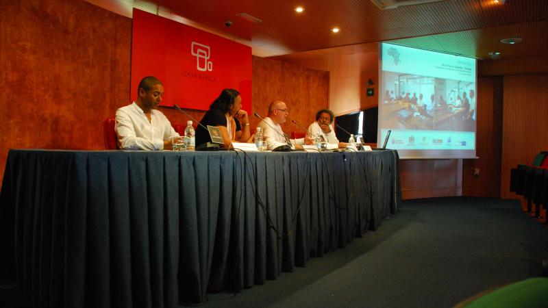 22. Imagen de la mesa redonda Las Artes Plásticas en Cabo Verde formada por Tchalé Figueira, Leão Lopes e Irineu Rocha da Cruz, moderada por Orlando Britto Jinorio, en Casa África