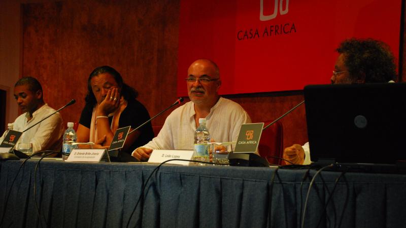 23. Imagen de la mesa redonda Las Artes Plásticas en Cabo Verde formada por Tchalé Figueira, Leão Lopes e Irineu Rocha da Cruz, moderada por Orlando Britto Jinorio, en Casa África