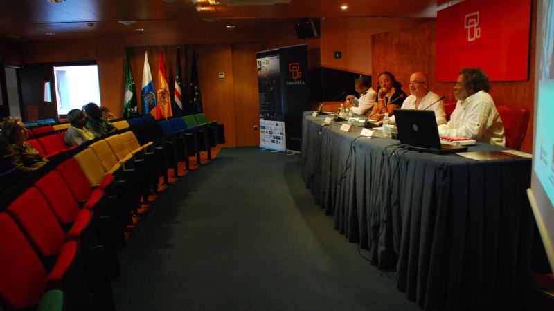 24. Imagen de la mesa redonda Las Artes Plásticas en Cabo Verde formada por Tchalé Figueira, Leão Lopes e Irineu Rocha da Cruz, moderada por Orlando Britto Jinorio, en Casa África