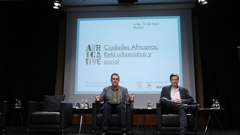 8. Intervención de Manuel J. Martín Hernández y Vicente Díaz García, en la presentación de la publicación ganadora del V Premio de Ensayo Casa África 2013 “Un modo de afrontar la ciudad africana”