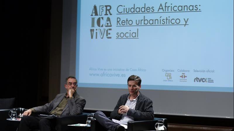10. Intervención de Manuel J. Martín Hernández y Vicente Díaz García, en la presentación de la publicación ganadora del V Premio de Ensayo Casa África 2013 “Un modo de afrontar la ciudad africana”