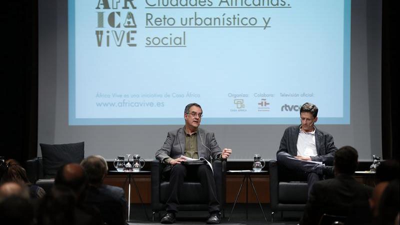 11. Intervención de Manuel J. Martín Hernández y Vicente Díaz García, en la presentación de la publicación ganadora del V Premio de Ensayo Casa África 2013 “Un modo de afrontar la ciudad africana”