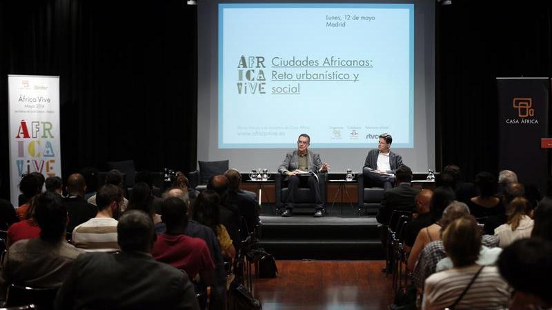 12. Intervención de Manuel J. Martín Hernández y Vicente Díaz García, en la presentación de la publicación ganadora del V Premio de Ensayo Casa África 2013 “Un modo de afrontar la ciudad africana”
