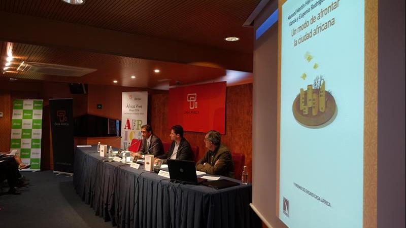 21. Presentación del libro “Un modo de afrontar la ciudad africana”, V Premio de Ensayo Casa África 2013, por  Luis Padrón, Director General de Casa África en su sede