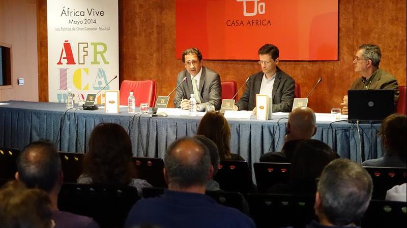 22. Presentación del libro “Un modo de afrontar la ciudad africana”, V Premio de Ensayo Casa África 2013, por  Luis Padrón, Director General de Casa África en su sede