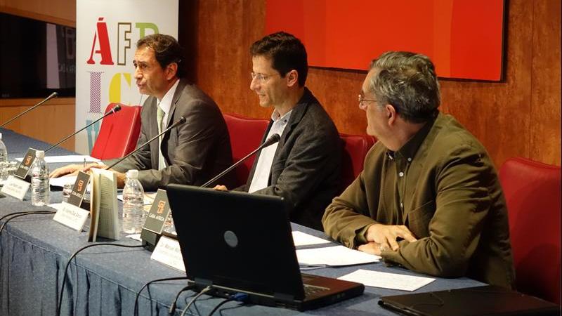 23. Presentación del libro “Un modo de afrontar la ciudad africana”, V Premio de Ensayo Casa África 2013, por  Luis Padrón, Director General de Casa África en su sede