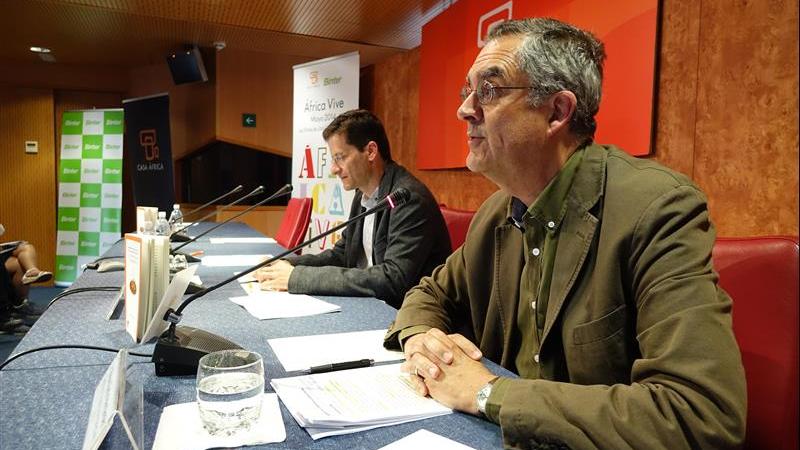 26. Presentación del libro “Un modo de afrontar la ciudad africana”, V Premio de Ensayo Casa África 2013, por  sus autores: Manuel J. Martín Hernández y Vicente Díaz García en Casa África