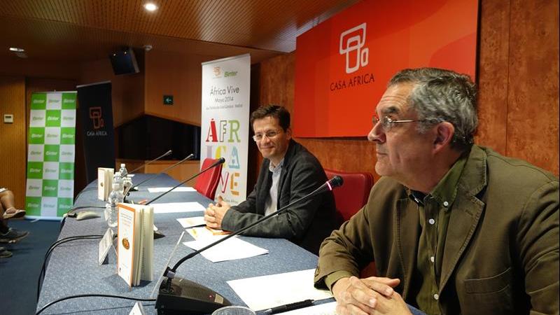 27. Presentación del libro “Un modo de afrontar la ciudad africana”, V Premio de Ensayo Casa África 2013, por  sus autores: Manuel J. Martín Hernández y Vicente Díaz García en Casa África
