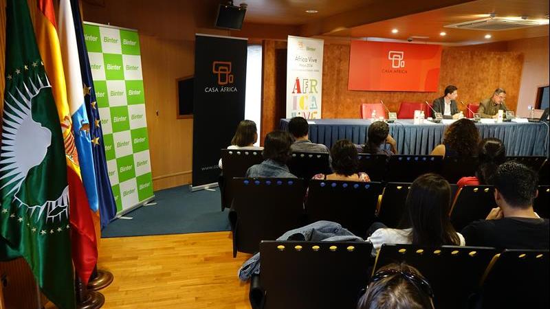 31. Presentación del libro “Un modo de afrontar la ciudad africana”, V Premio de Ensayo Casa África 2013, por  sus autores: Manuel J. Martín Hernández y Vicente Díaz García en Casa África