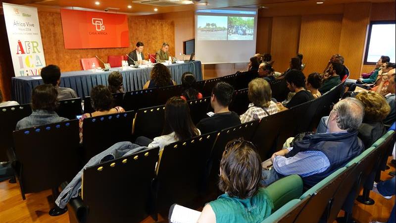 32. Presentación del libro “Un modo de afrontar la ciudad africana”, V Premio de Ensayo Casa África 2013, por  sus autores: Manuel J. Martín Hernández y Vicente Díaz García en Casa África