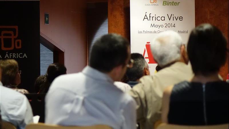 33. Presentación del libro “Un modo de afrontar la ciudad africana”, V Premio de Ensayo Casa África 2013, por  sus autores: Manuel J. Martín Hernández y Vicente Díaz García en Casa África