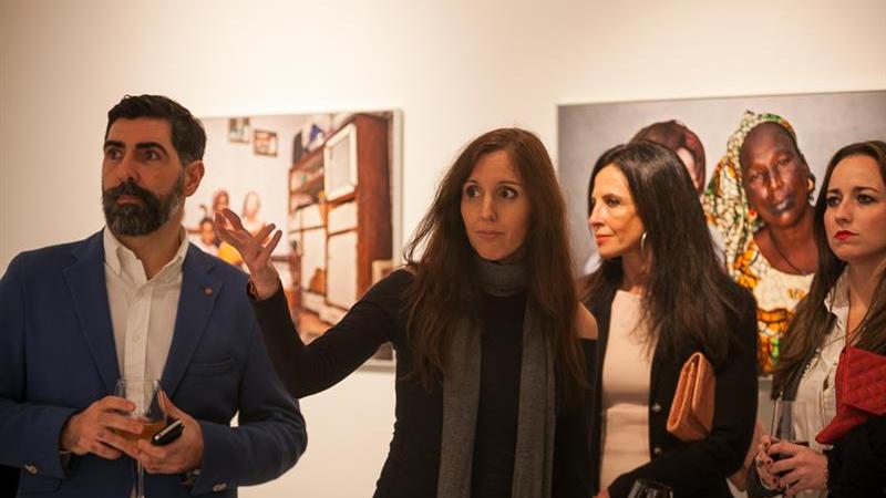 10. Presentación de la exposición Albinos, a la sombra del sol, en Casa África por Ana Yturralde, fotógrafa