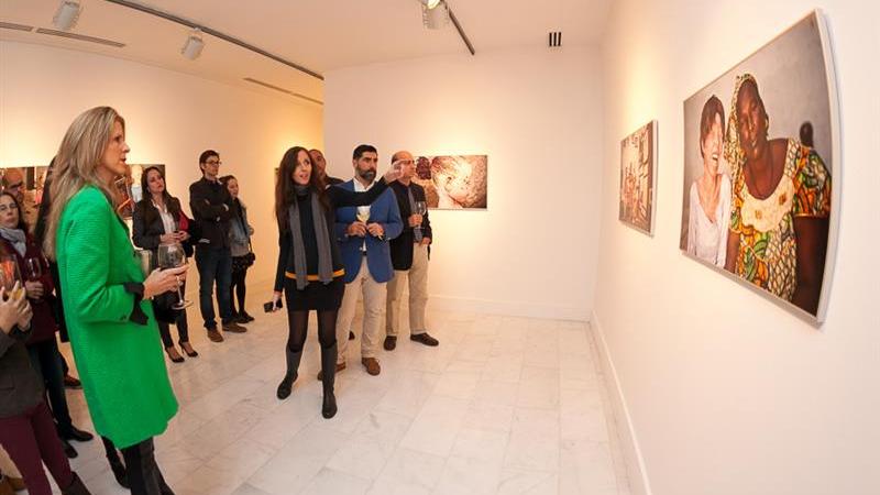 11. Presentación de la exposición Albinos, a la sombra del sol, en Casa África por Ana Yturralde, fotógrafa