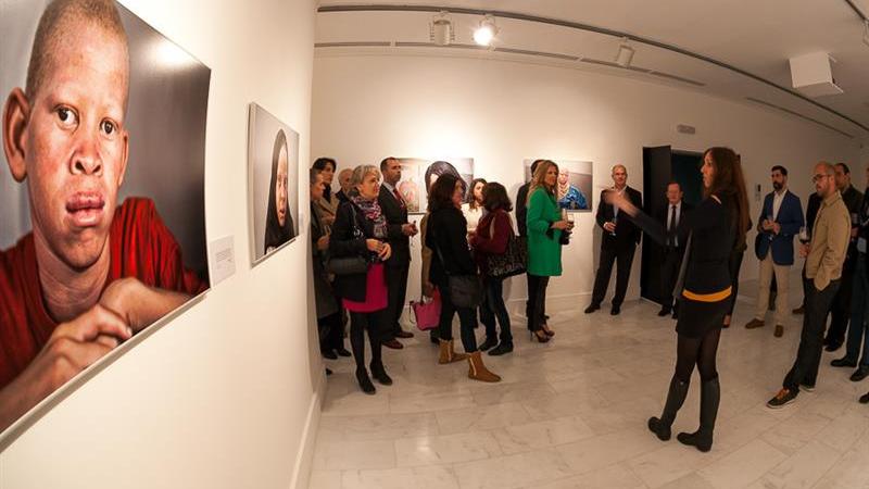 12. Presentación de la exposición Albinos, a la sombra del sol, en Casa África por Ana Yturralde, fotógrafa