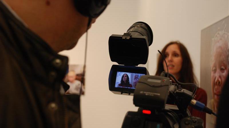17. Imagen de la entrevista a Ana Yturralde, fotógrafa, en la exposición Albinos, a la sombra del sol en Casa África