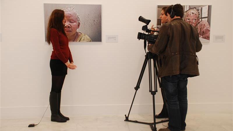 18. Imagen de la entrevista a Ana Yturralde, fotógrafa, en la exposición Albinos, a la sombra del sol en Casa África