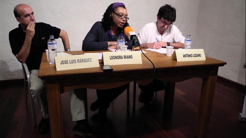 6. De Izq. a dere.: José Luis Márquez -Gerente de Casa África-, Leonora Miano -escritora camerunesa-, y Antonio Lozano -escritor, traductor y coordinador del programa Letras Africanas de Casa África