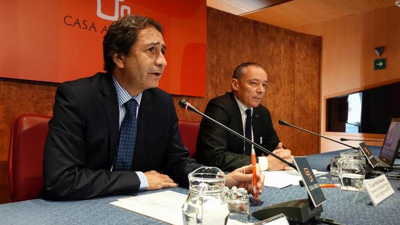 3. Presentación del acto Perspectivas Económicas en África 2014 en Casa África por Luis Padrón -Director General de Casa África, izq.- junto a Luis Padilla -Consejero de Cooperación Regional del Centro de Desarrollo de la OCDE, dere.-