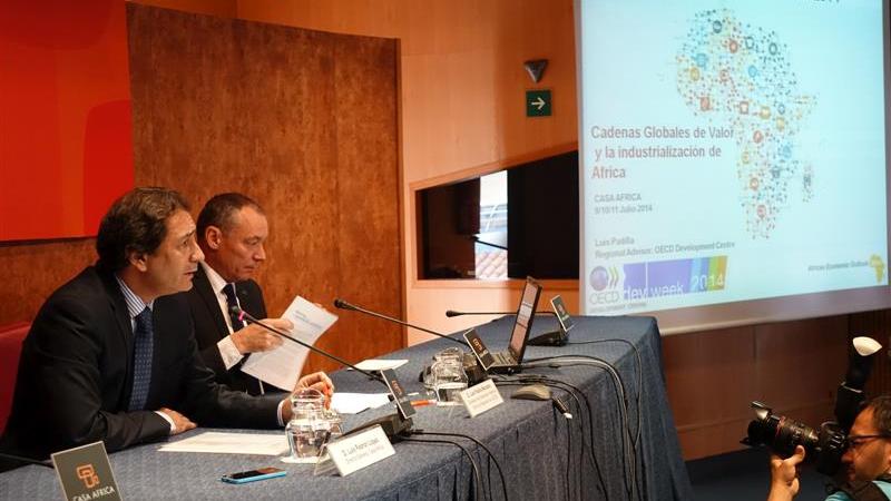 4. Presentación del acto Perspectivas Económicas en África 2014 en Casa África por Luis Padrón -Director General de Casa África, izq.- junto a Luis Padilla -Consejero de Cooperación Regional del Centro de Desarrollo de la OCDE, dere.-