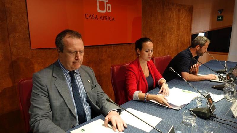 1. Imagen del acto África es Noticia: Nigeria celebrado en Casa África. De izq. a dere.: Carlos Echeverría , Arianne Hernández y Xavier Aldekoa