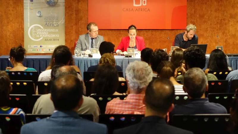 2. Imagen del acto África es Noticia: Nigeria celebrado en Casa África. De izq. a dere.: Carlos Echeverría , Arianne Hernández y Xavier Aldekoa