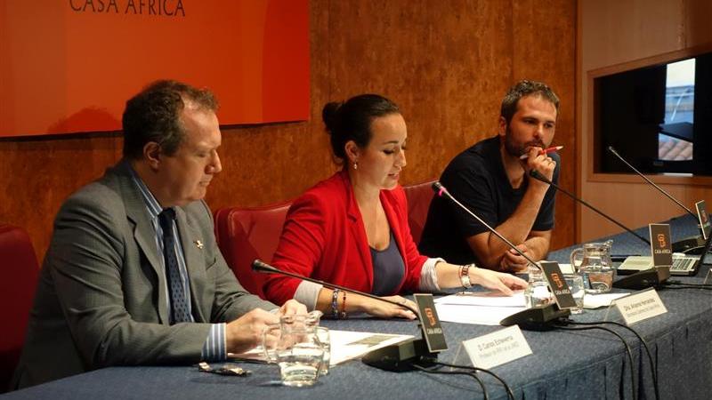 3. Imagen del acto África es Noticia: Nigeria celebrado en Casa África. De izq. a dere.: Carlos Echeverría , Arianne Hernández y Xavier Aldekoa