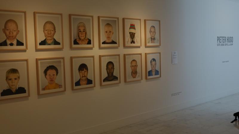 1. Exposición Éste debe ser el lugar de Pieter Hugo en Casa África y Centro Atlántico de Arte Moderno (CAAM)