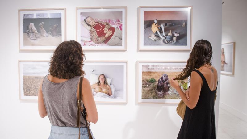 6. Exposición Éste debe ser el lugar de Pieter Hugo en Casa África y Centro Atlántico de Arte Moderno (CAAM)