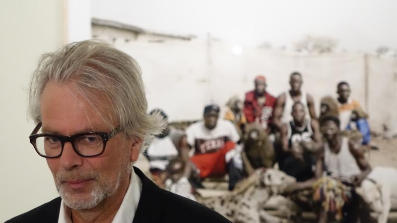 10. Imagen de Wim van Sinderen - Comisario de la exposición y Conservador Jefe del Museo de Fotografía de La Haya