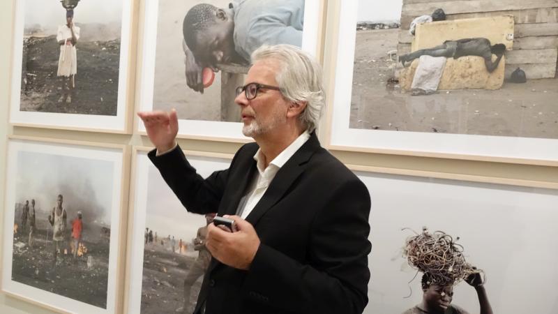 11. Imagen de Wim van Sinderen - Comisario de la exposición y Conservador Jefe del Museo de Fotografía de La Haya