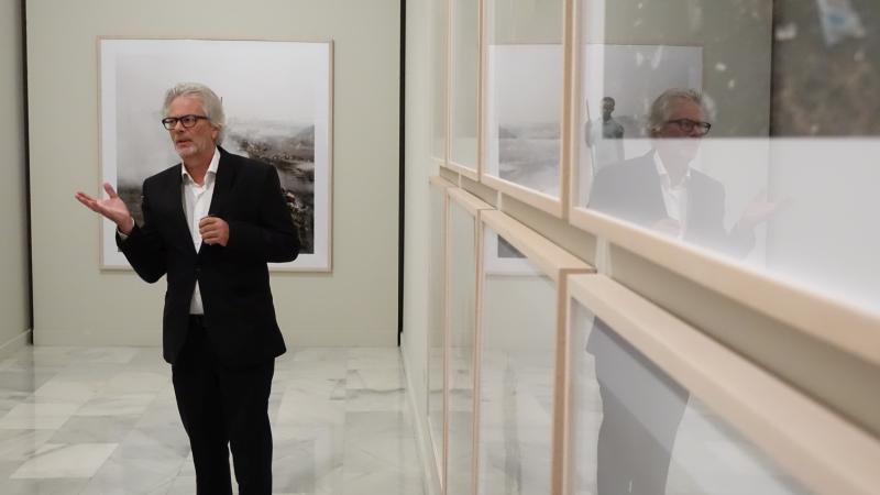 12. Imagen de Wim van Sinderen - Comisario de la exposición y Conservador Jefe del Museo de Fotografía de La Haya