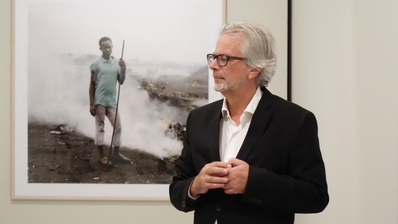 13. Imagen de Wim van Sinderen - Comisario de la exposición y Conservador Jefe del Museo de Fotografía de La Haya
