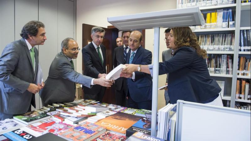 15. Visita institucional a Casa África con motivo de la conferencia impartida por Carlos Lopes, Secretario Ejecutivo de la Comisión para África de Naciones Unidas (UNECA), a la Mediateca Casa África
