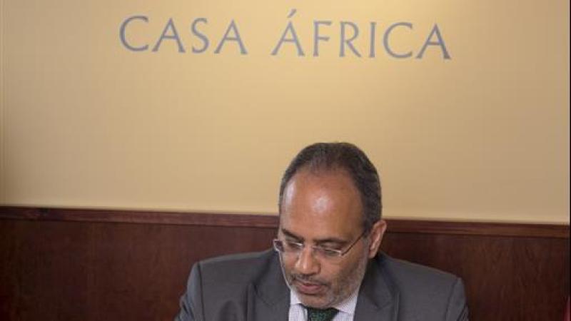 21. Firma del Libro de Honor de Casa África por las autoridades con motivo de la conferencia impartida por Carlos Lopes, Secretario Ejecutivo de la COmisión de las Naciones Unidadas (UNECA)