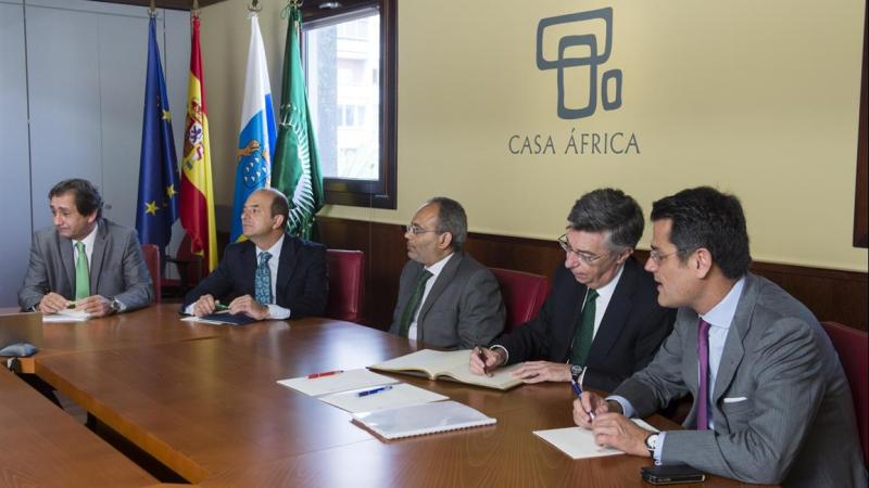 22. Firma del Libro de Honor de Casa África por las autoridades con motivo de la conferencia impartida por Carlos Lopes, Secretario Ejecutivo de la COmisión de las Naciones Unidadas (UNECA)
