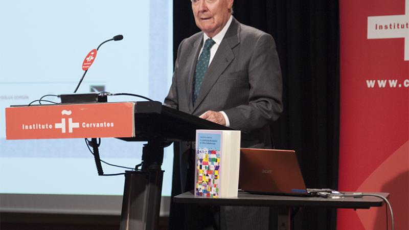 1. Presentación del acto por Víctor García de la Concha -Director del Instituto Cervantes- (Foto: Instituto Cervantes)