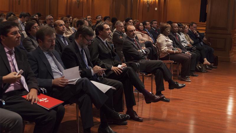 2. Autoridades y público asistente a la presentación del libro